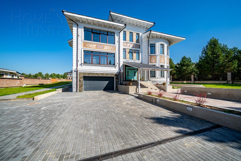 3-этажный коттедж 1 300 м² с отделкой