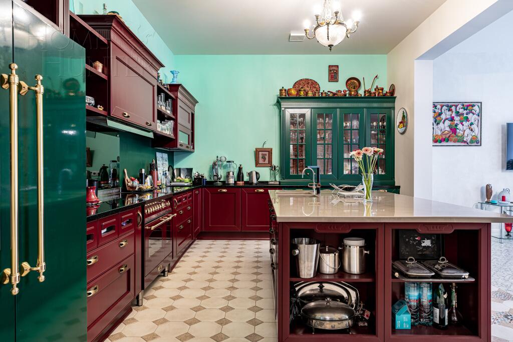 3-этажный коттедж 1 300 м² с отделкой