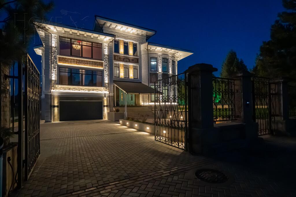 3-этажный коттедж 1 300 м² с отделкой