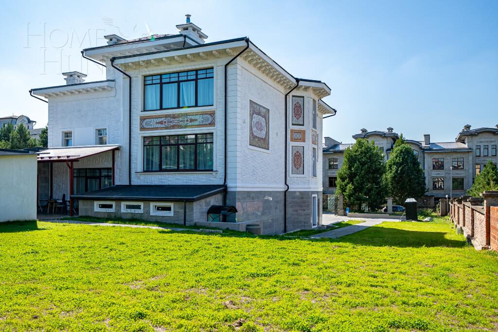 3-этажный коттедж 1 300 м² с отделкой