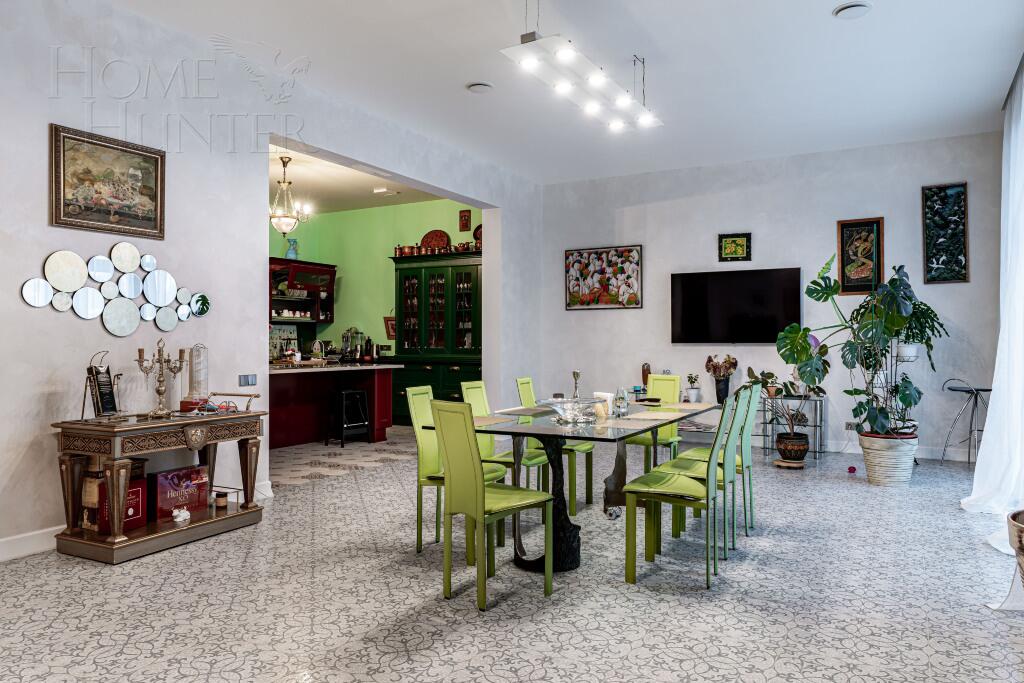 3-этажный коттедж 1 300 м² с отделкой