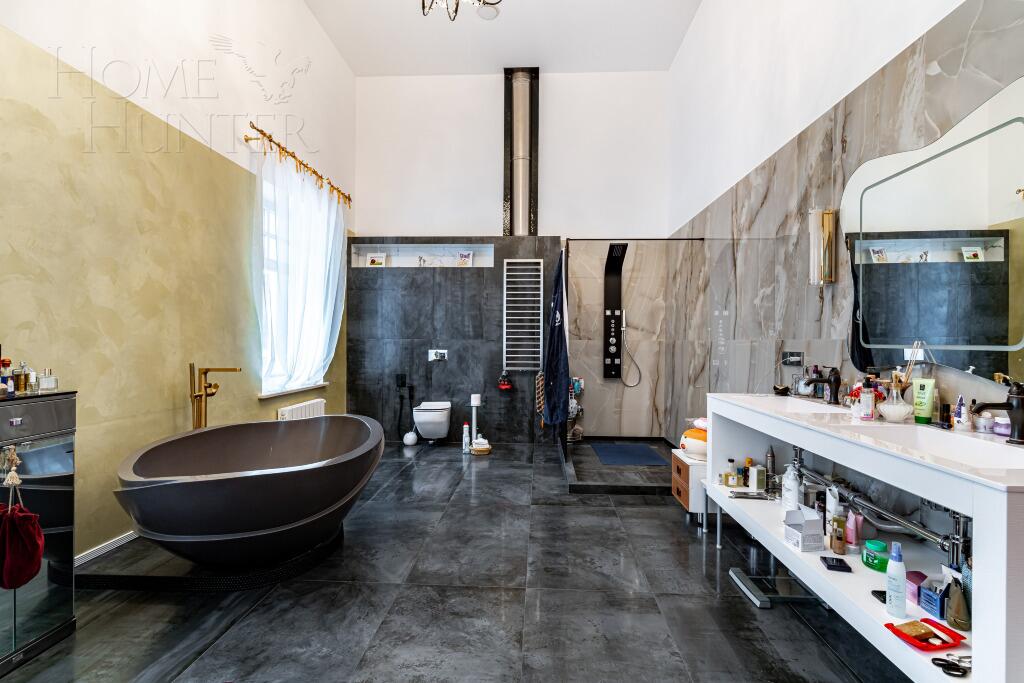 3-этажный коттедж 1 300 м² с отделкой