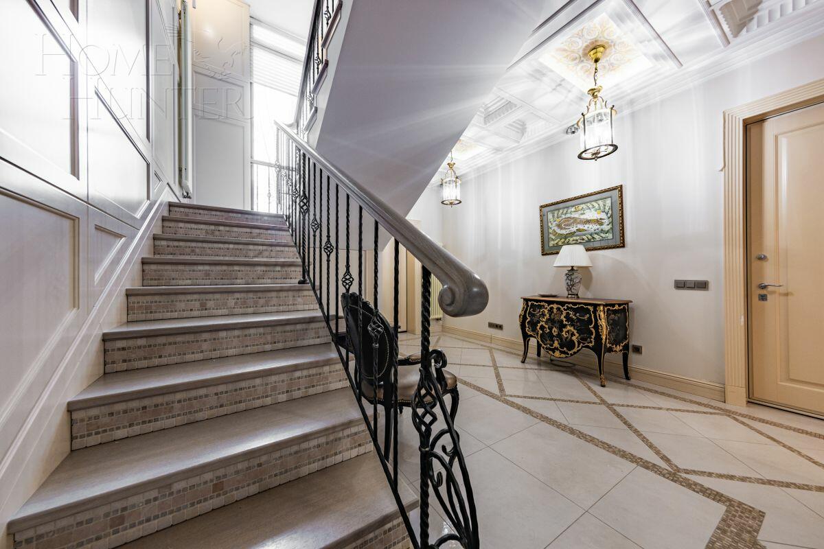 3-этажный таунхаус 340 м² с отделкой