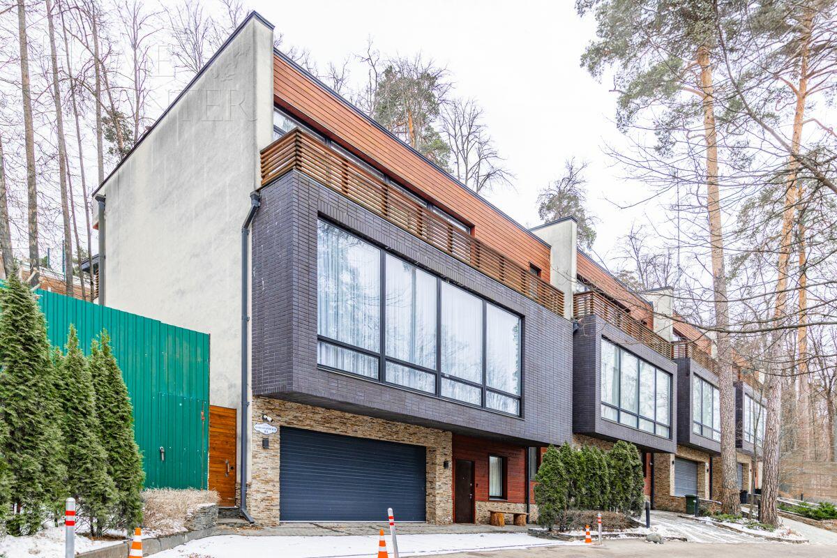 3-этажный таунхаус 340 м² с отделкой