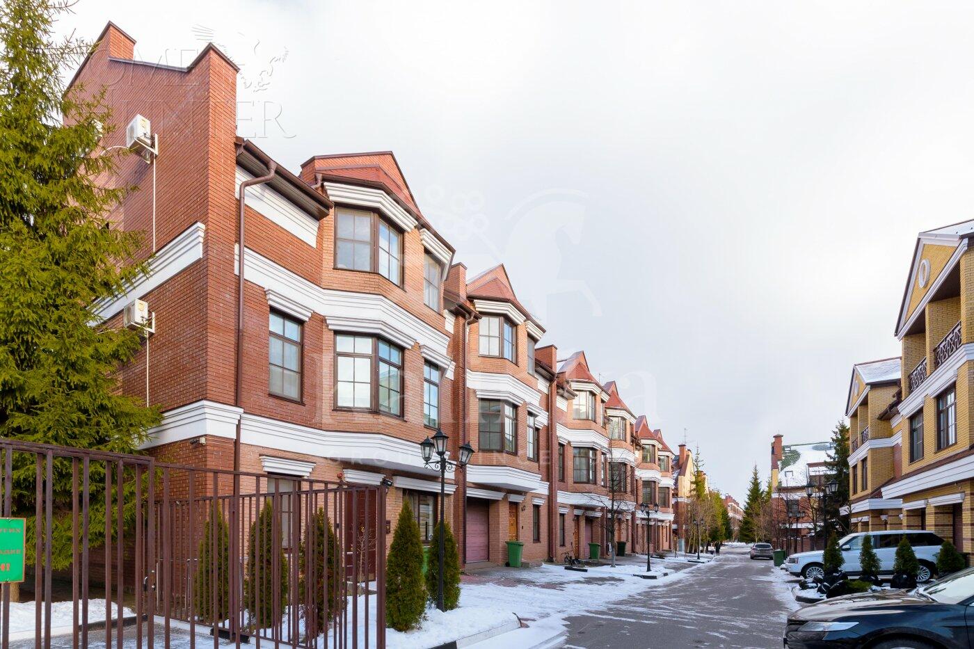 3-этажный таунхаус 400 м² с отделкой