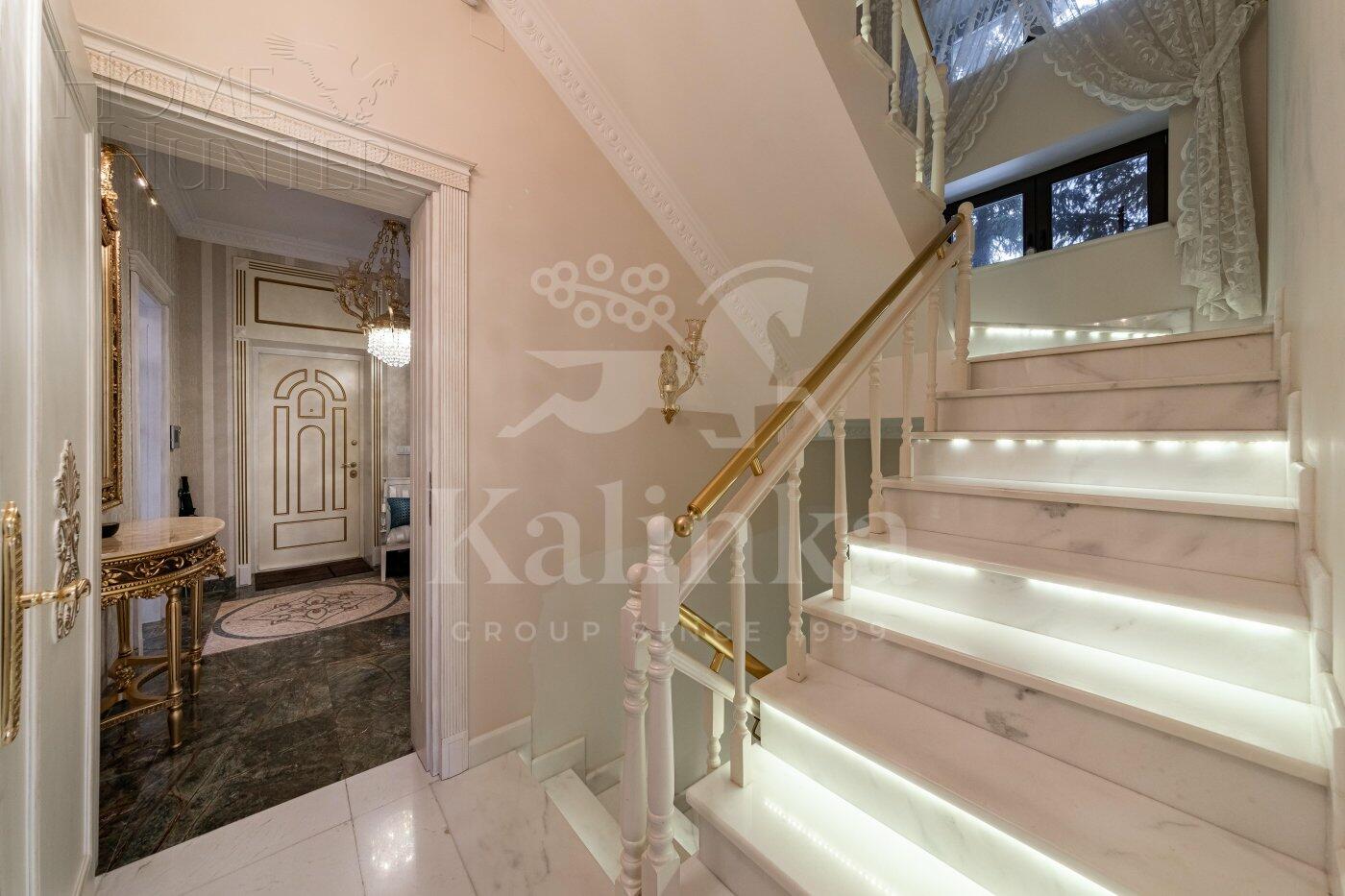 3-этажный таунхаус 400 м² с отделкой