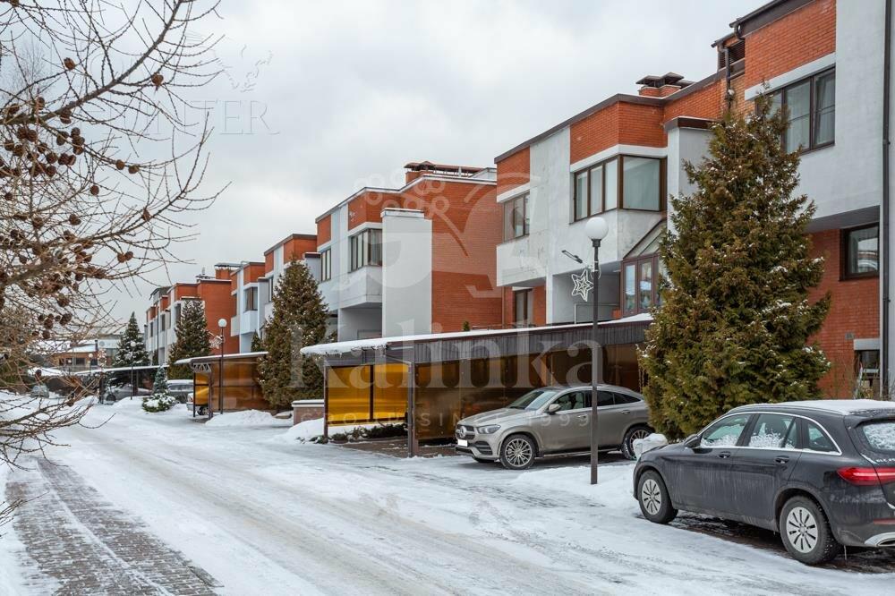 3-этажный таунхаус 300 м² с отделкой