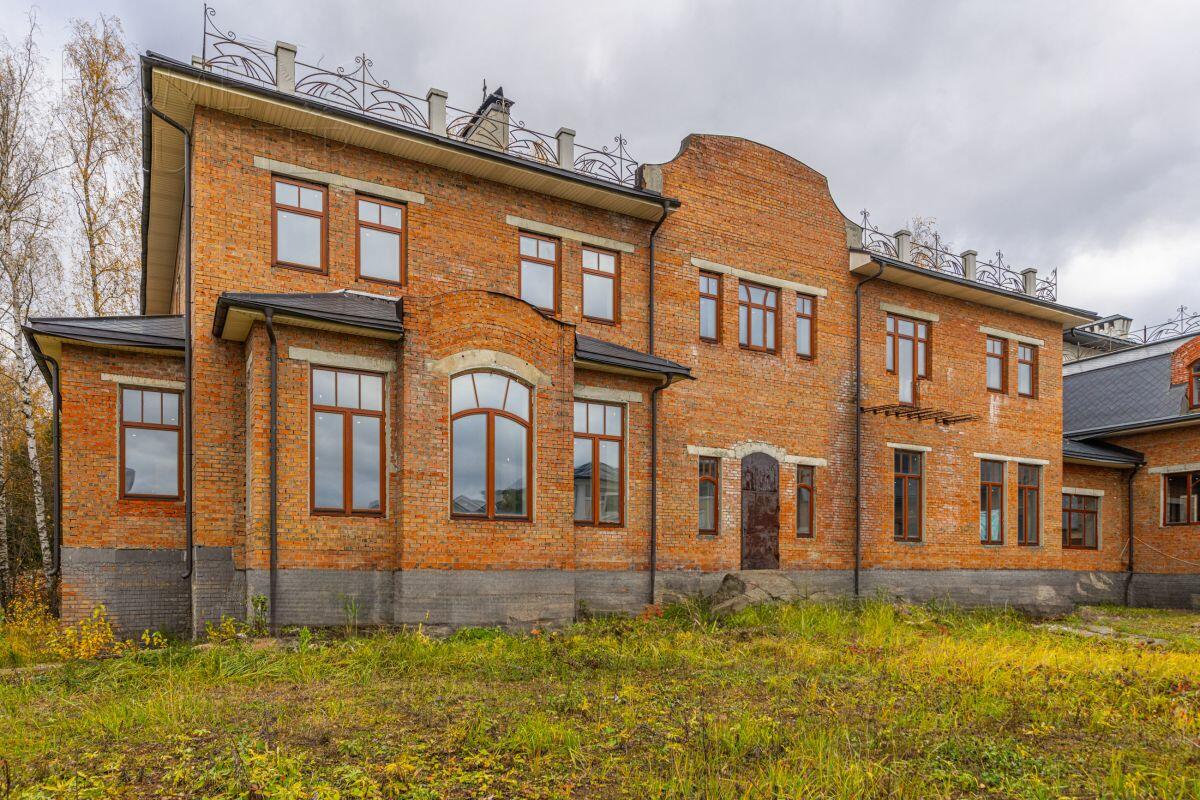 2-этажный коттедж 1 800 м² без отделки