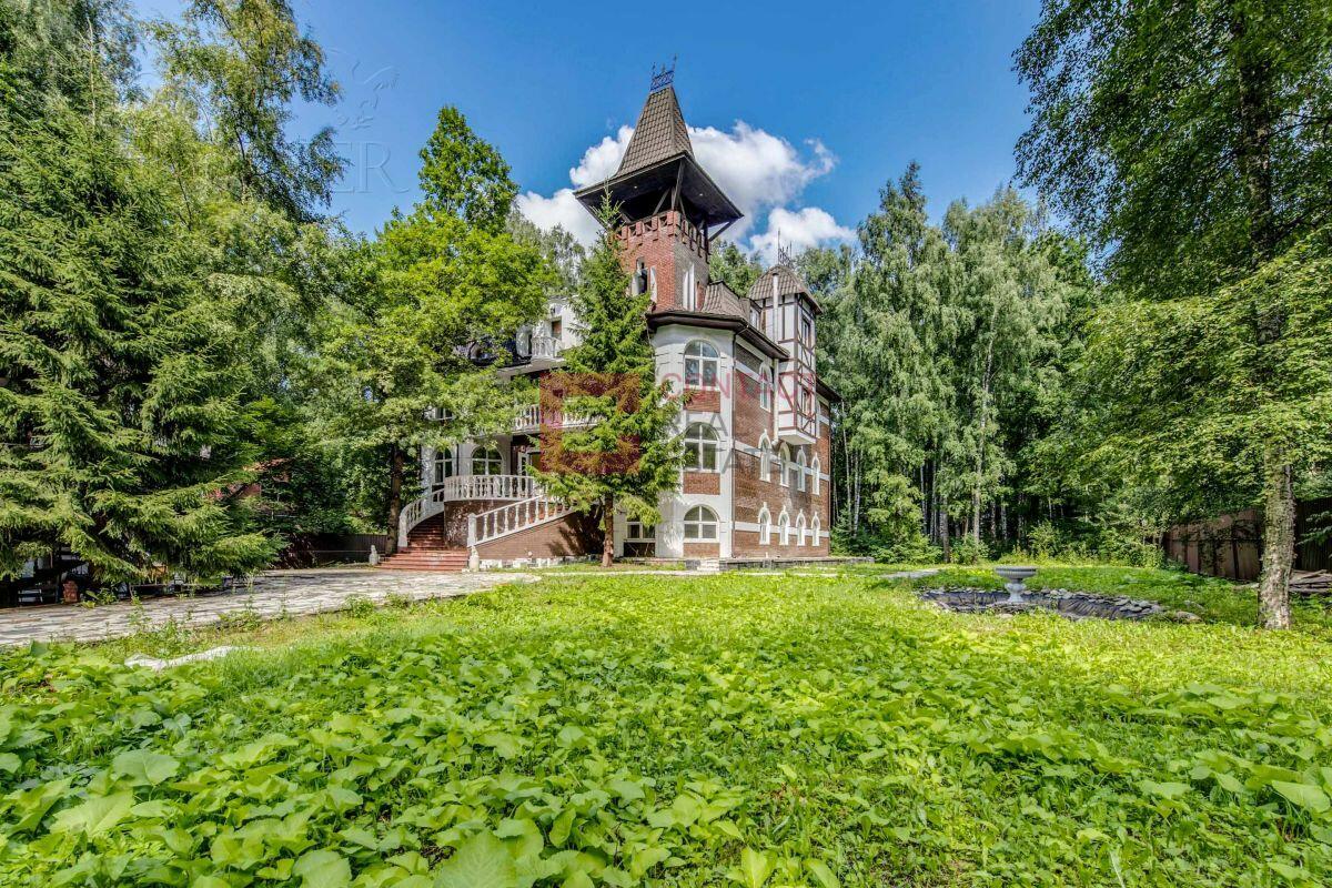 3-этажный коттедж 8 755 м² с отделкой