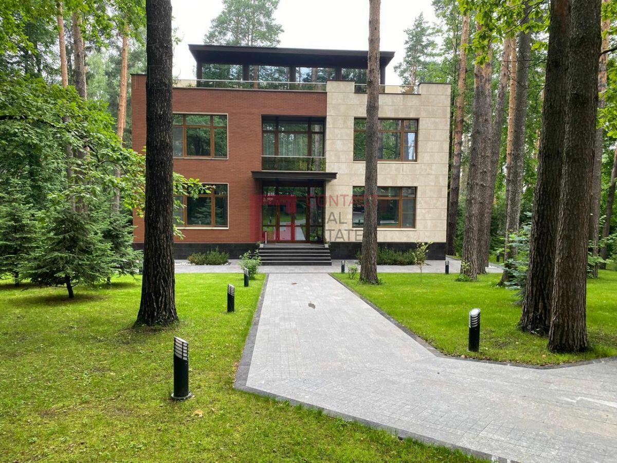 3-этажный коттедж 450 м² с отделкой