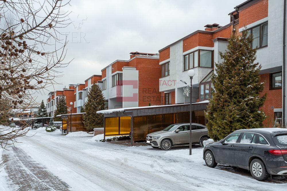 3-этажный таунхаус 300 м² с отделкой