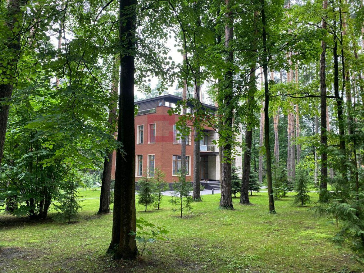 3-этажный коттедж 450 м² с отделкой