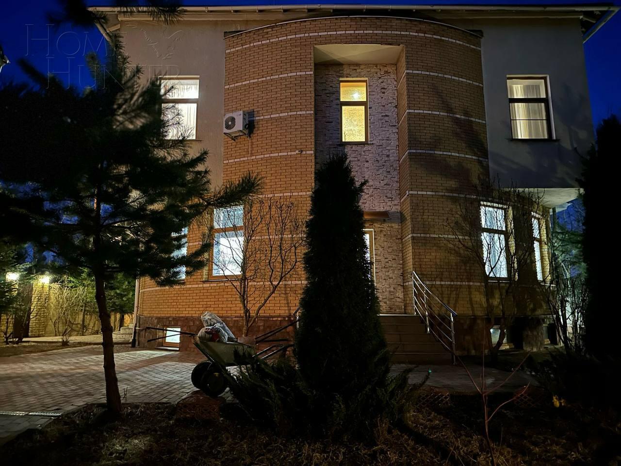 3-этажный коттедж 560 м² с отделкой