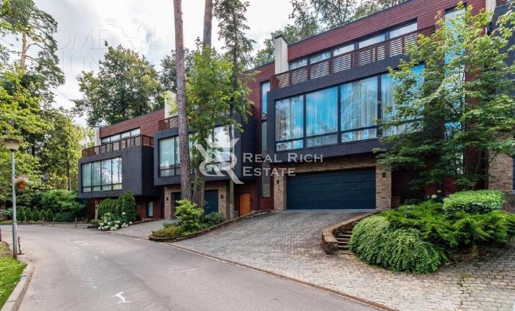 3-этажный таунхаус 340 м² с отделкой