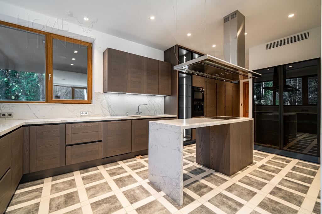 2-этажный коттедж 1 330 м² с отделкой