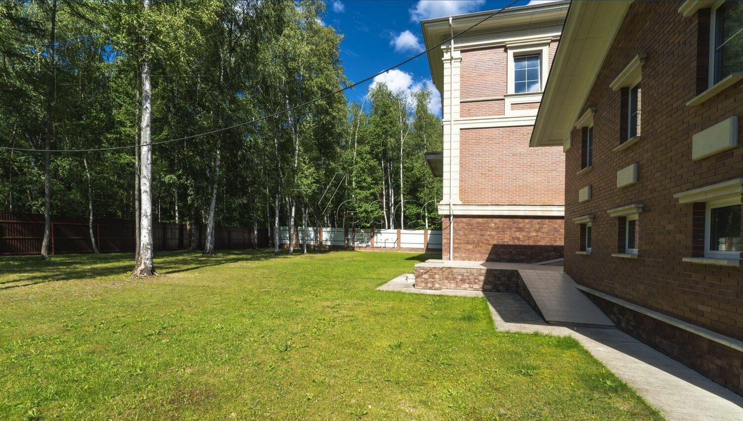 2-этажный коттедж 1 320 м² без отделки