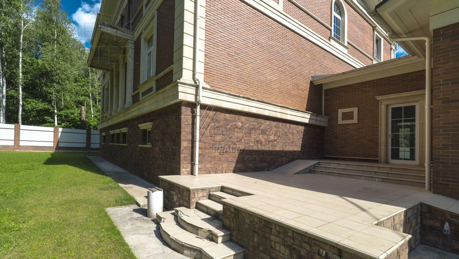 2-этажный коттедж 1 320 м² без отделки