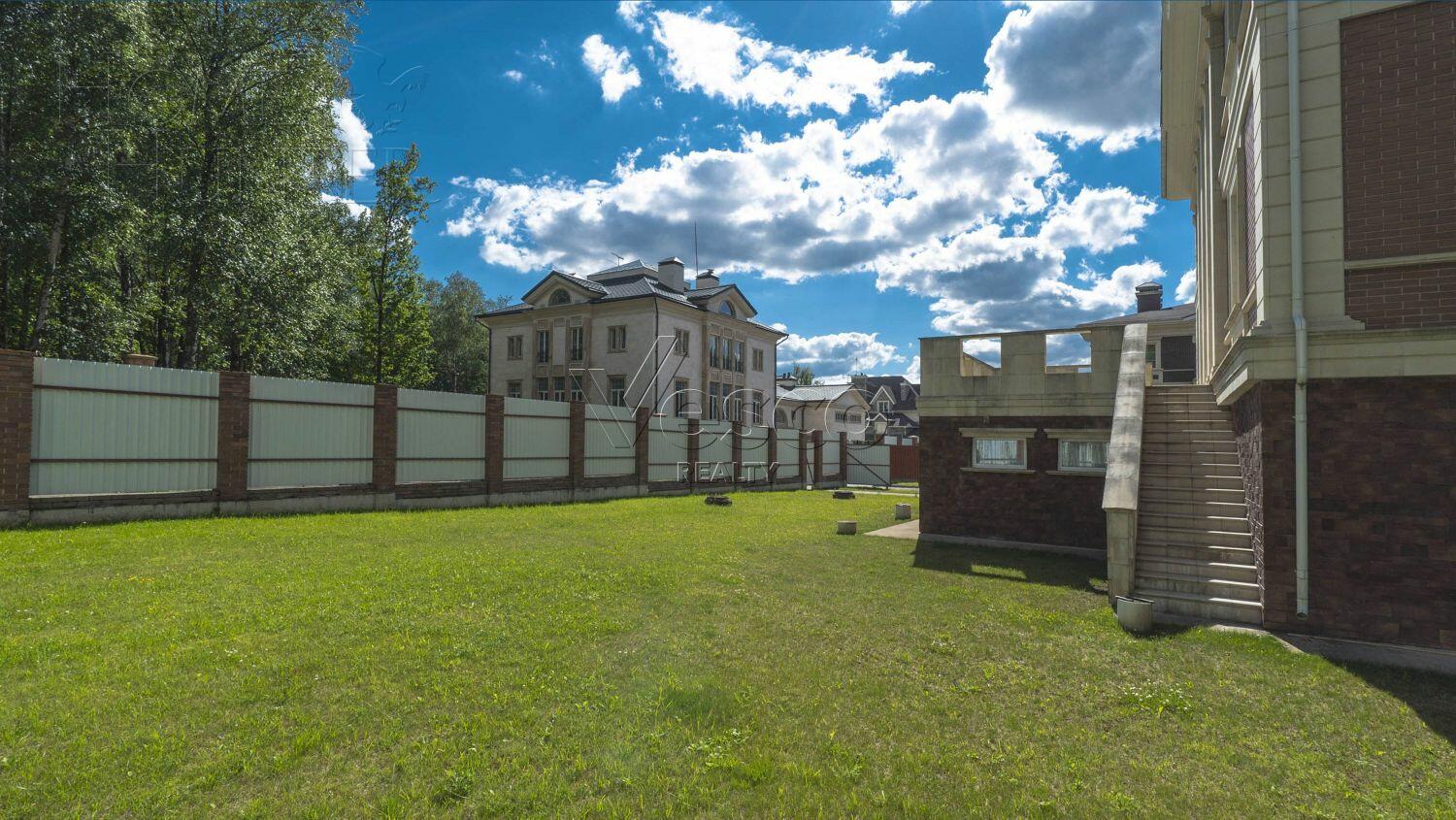 2-этажный коттедж 1 320 м² без отделки