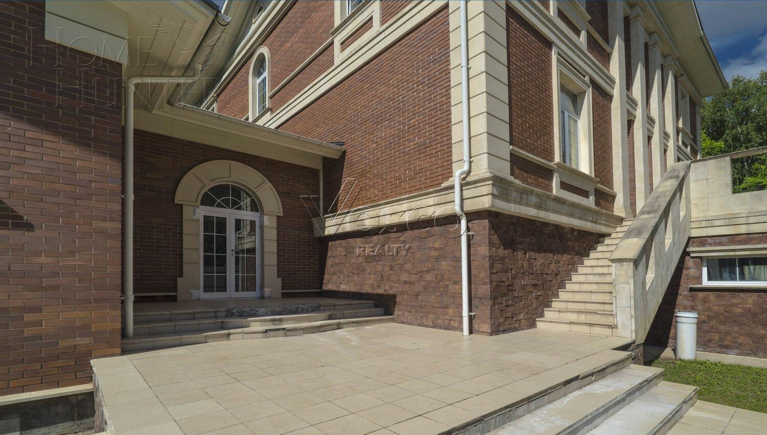 2-этажный коттедж 1 320 м² без отделки