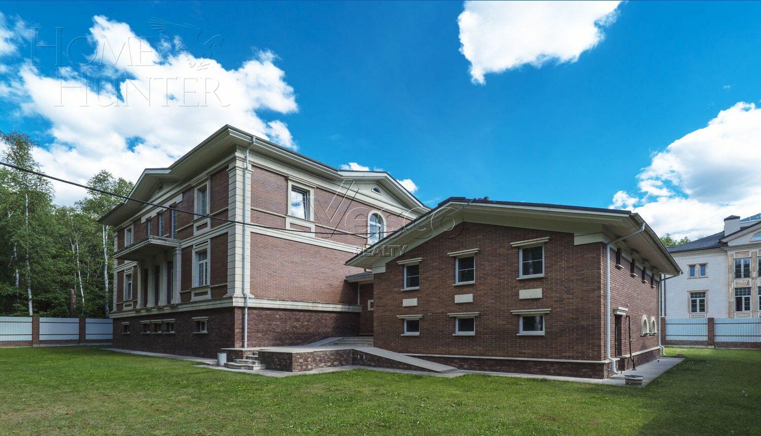 2-этажный коттедж 1 320 м² без отделки