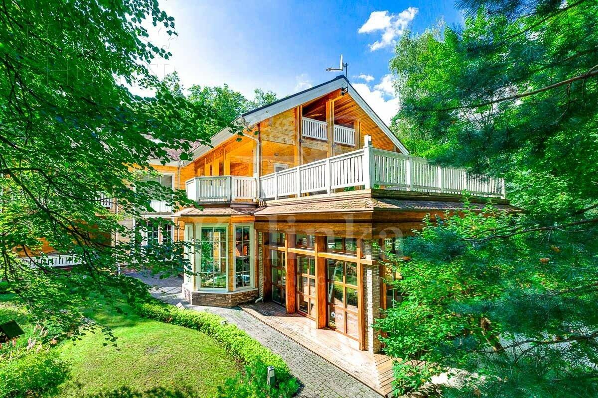 2-этажный коттедж 1 300 м² с отделкой