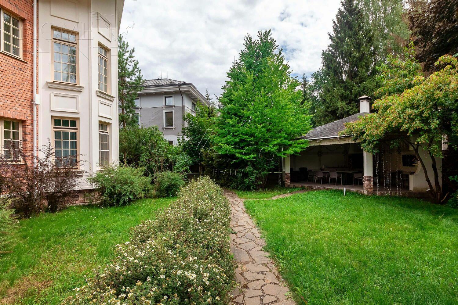 2-этажный коттедж 550 м² с отделкой