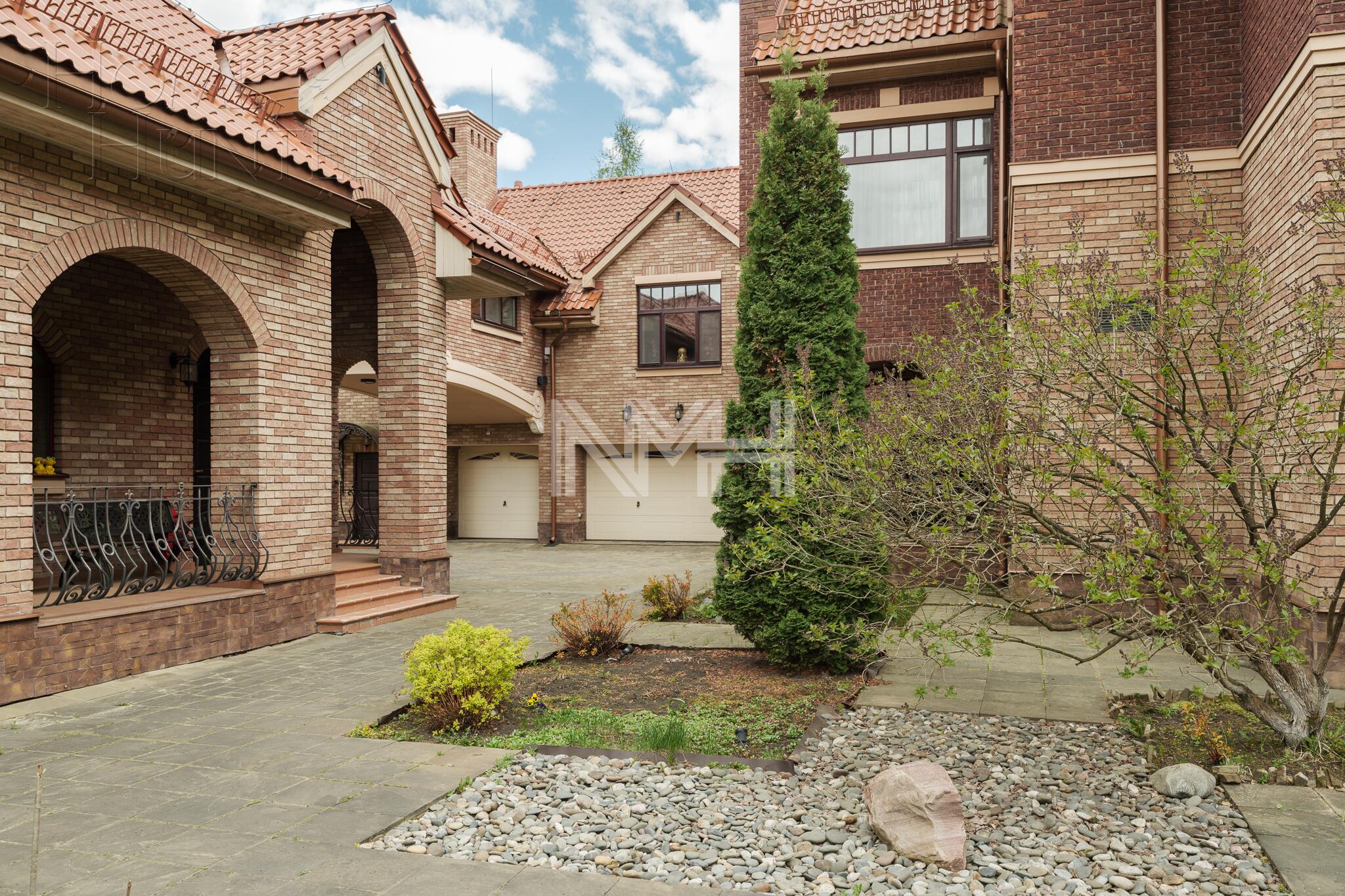 3-этажный коттедж 962 м² с отделкой