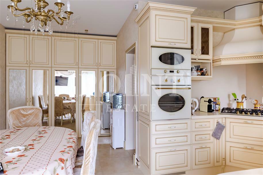 3-этажный таунхаус 300 м² с отделкой