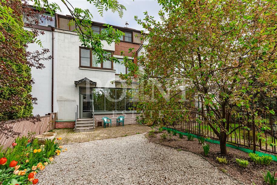 3-этажный таунхаус 300 м² с отделкой