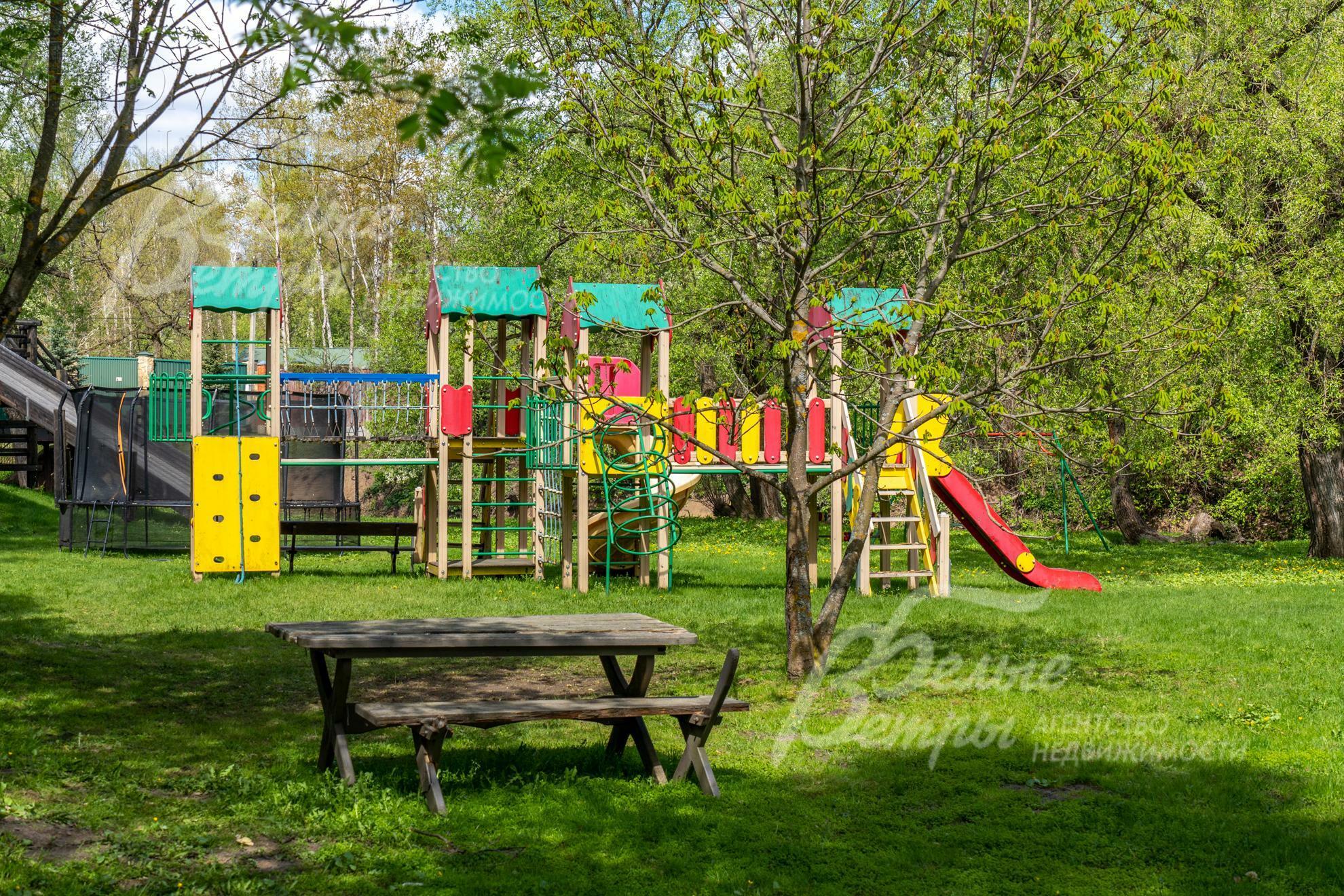 2-этажный коттедж 200 м² с отделкой