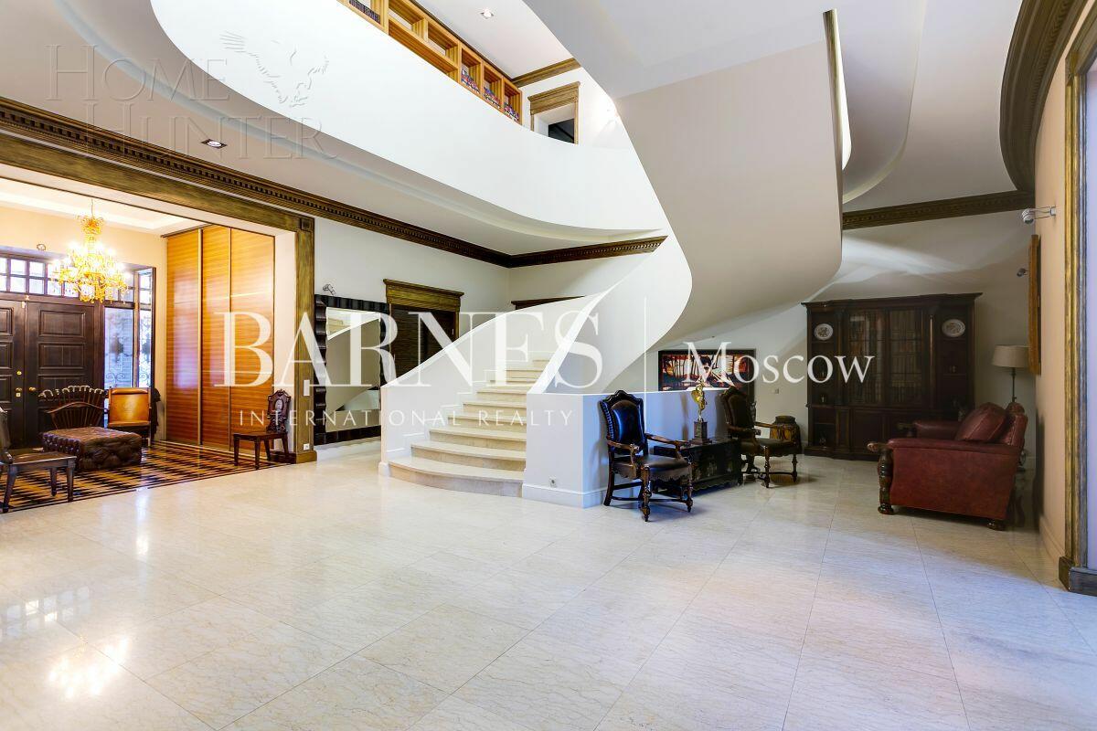 2-этажный коттедж 1 400 м² с отделкой