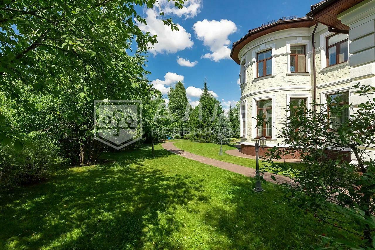 3-этажный коттедж 768 м² с отделкой