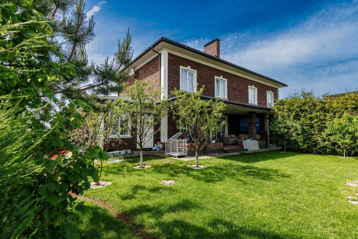 3-этажный таунхаус 250 м² с отделкой