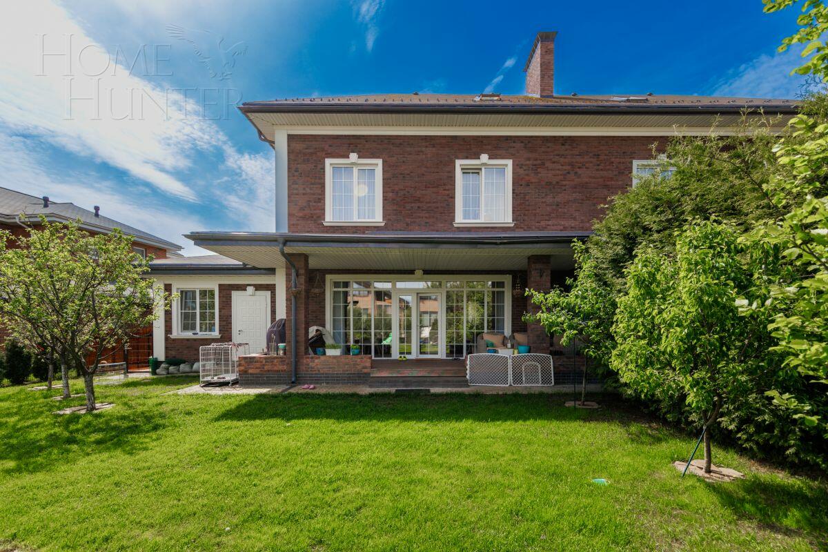 3-этажный таунхаус 250 м² с отделкой