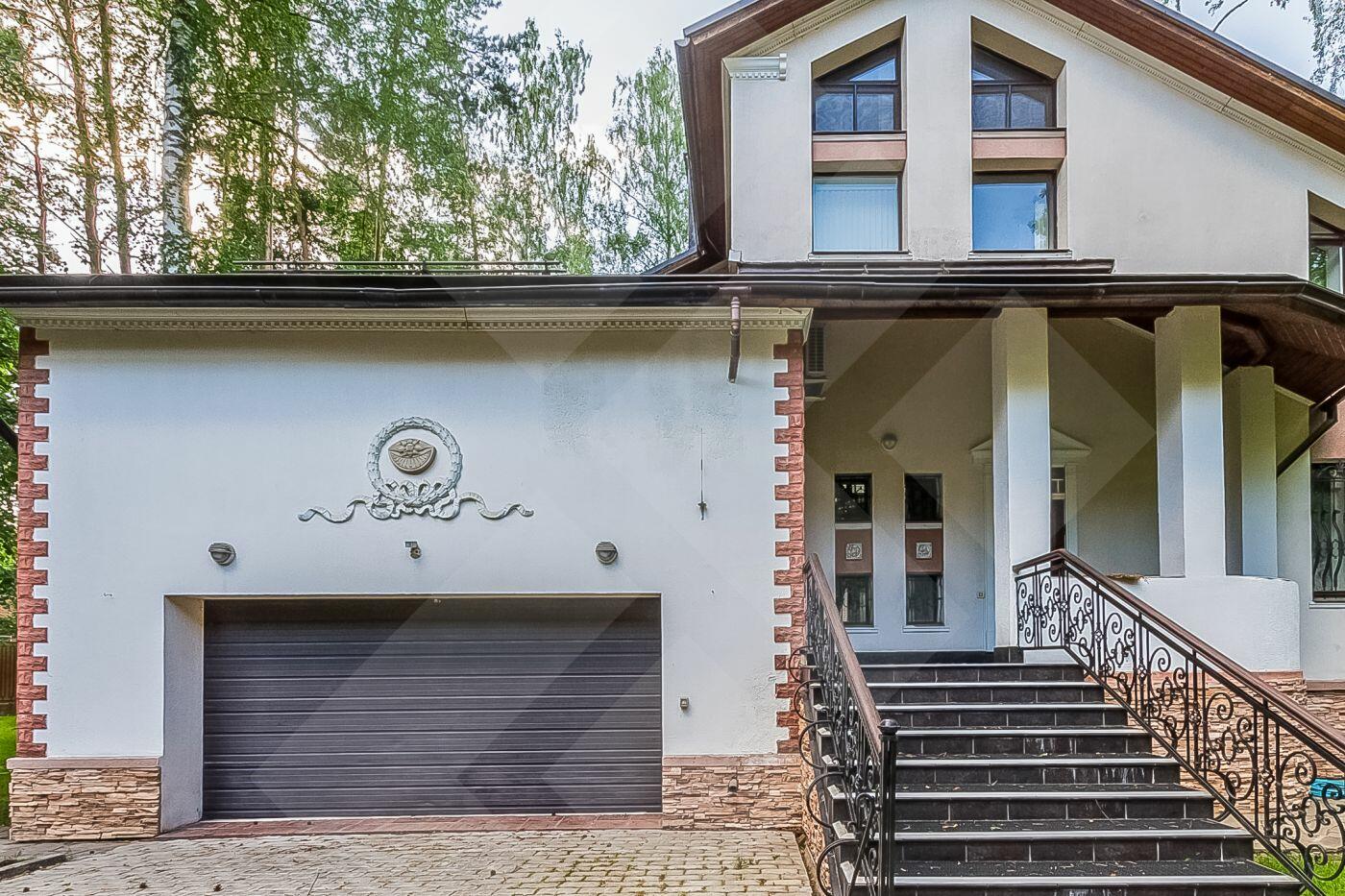 3-этажный коттедж 400 м² с отделкой