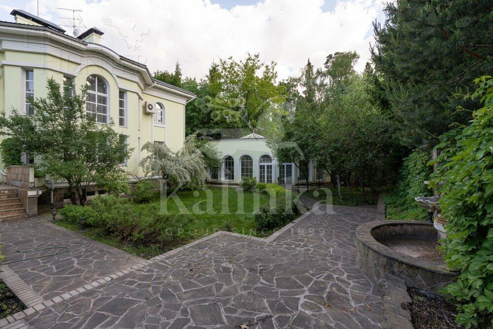 3-этажный коттедж 1 000 м² с отделкой