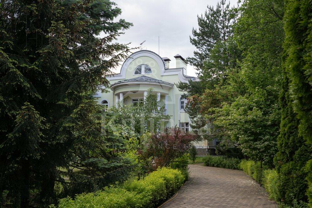 3-этажный коттедж 1 000 м² с отделкой