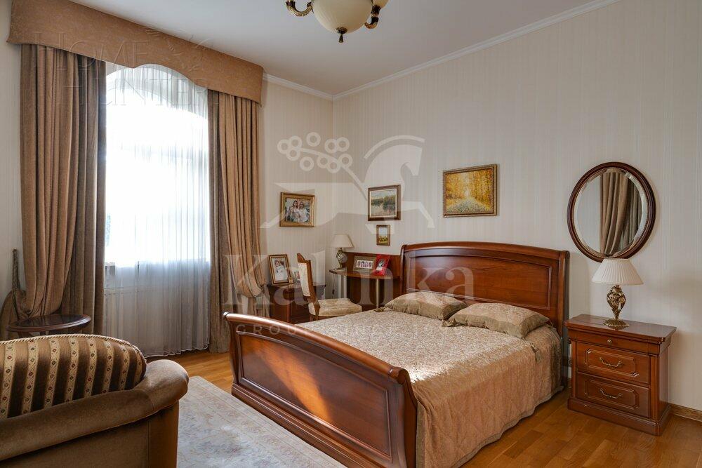 3-этажный коттедж 1 000 м² с отделкой