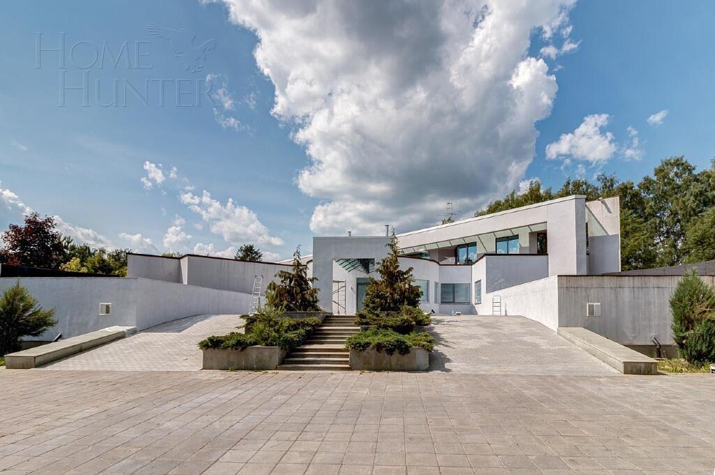 3-этажный коттедж 2 400 м² с отделкой