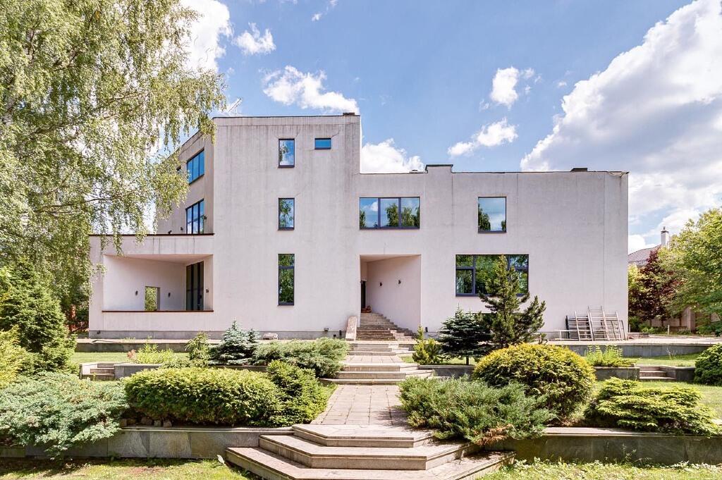 3-этажный коттедж 2 400 м² с отделкой