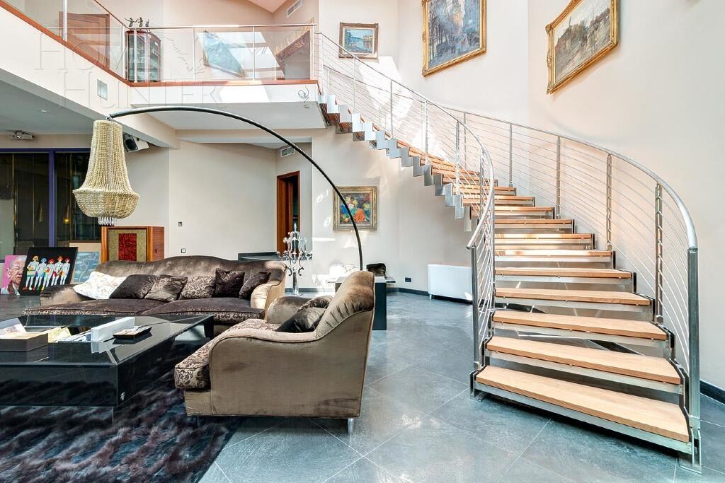 3-этажный коттедж 2 400 м² с отделкой