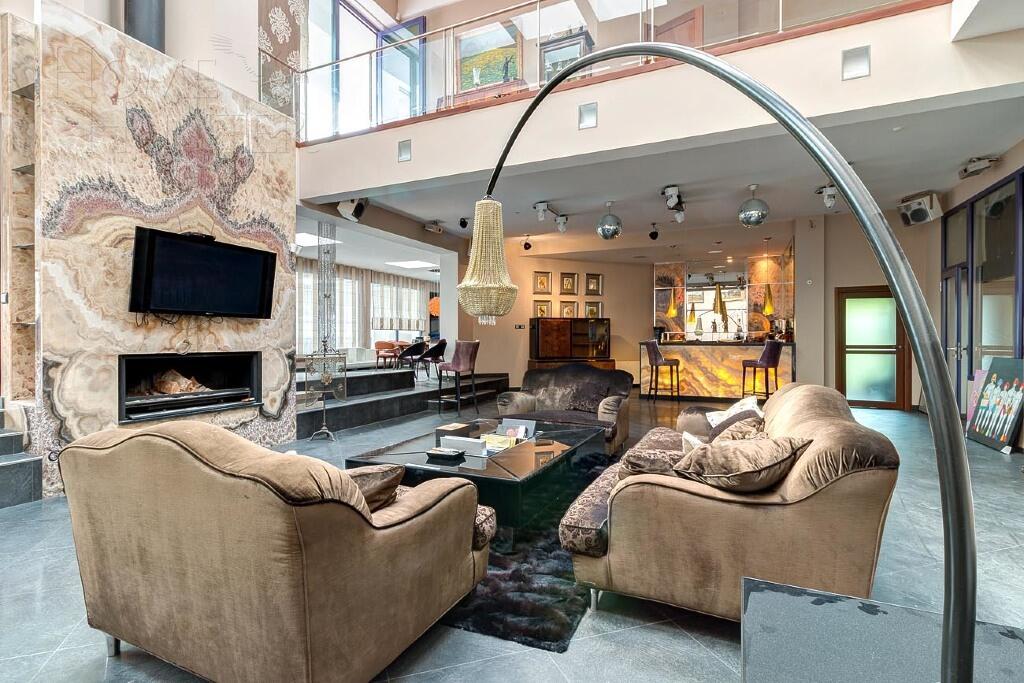 3-этажный коттедж 2 400 м² с отделкой