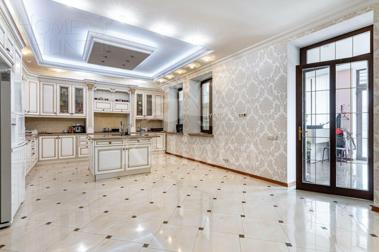 2-этажный коттедж 1 000 м² с отделкой