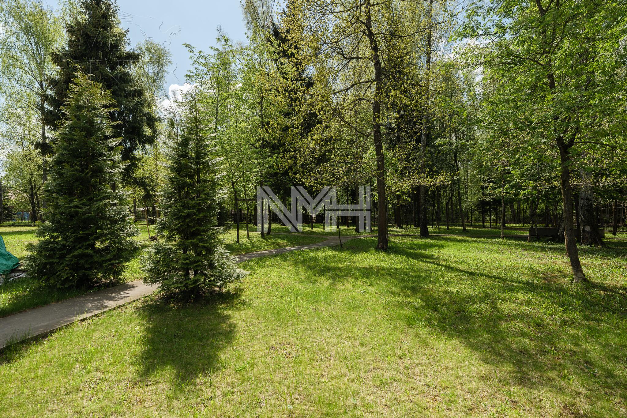 3-этажный коттедж 2 200 м² без отделки