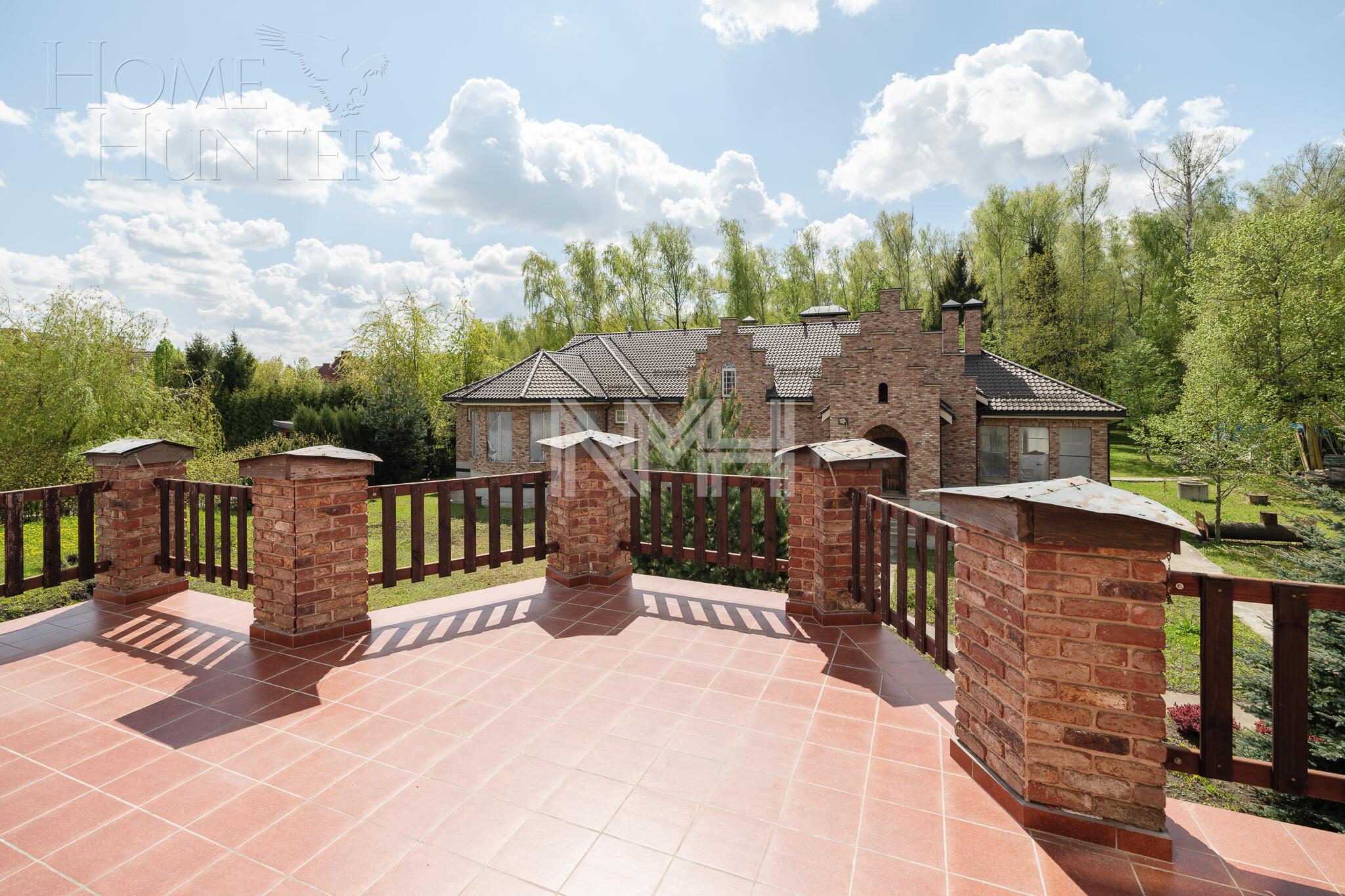 3-этажный коттедж 2 200 м² без отделки