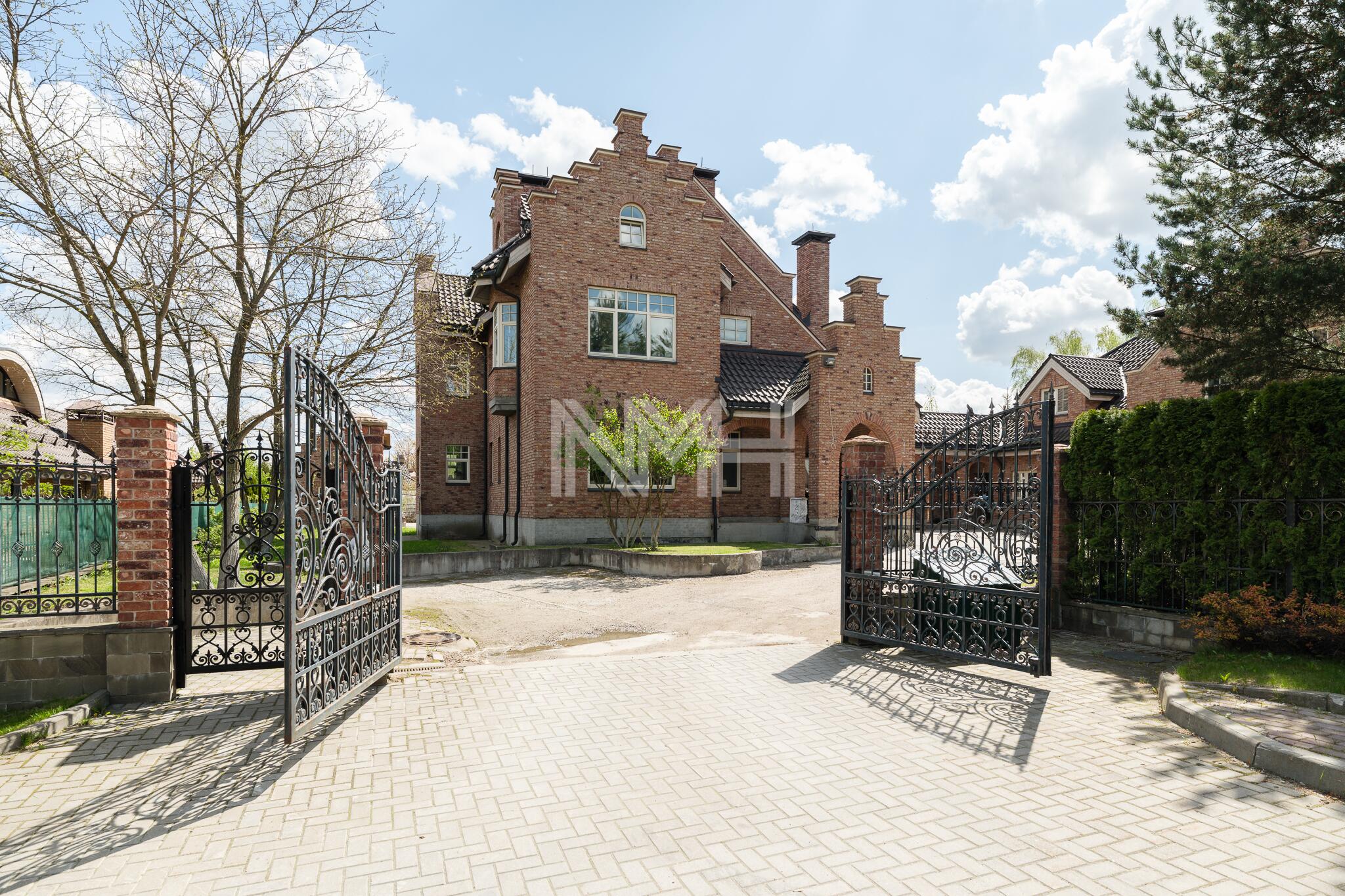 3-этажный коттедж 2 200 м² без отделки