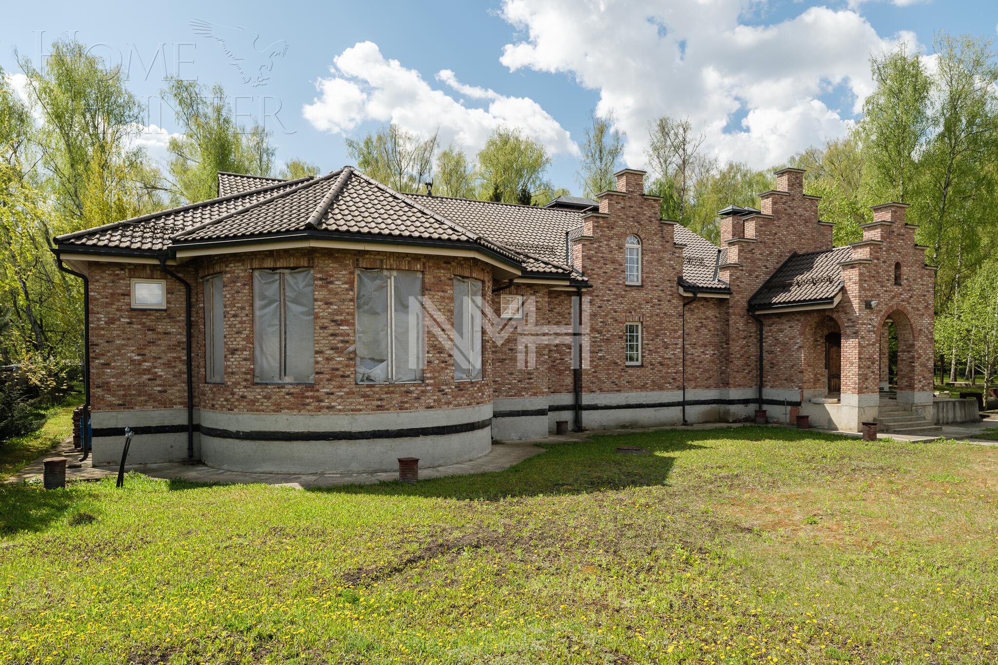 3-этажный коттедж 2 200 м² без отделки