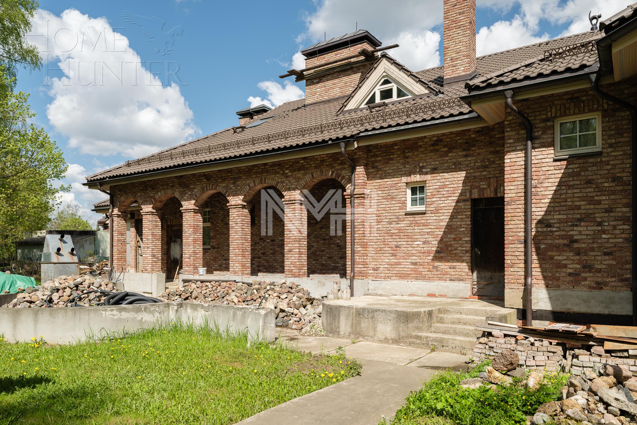 3-этажный коттедж 2 200 м² без отделки