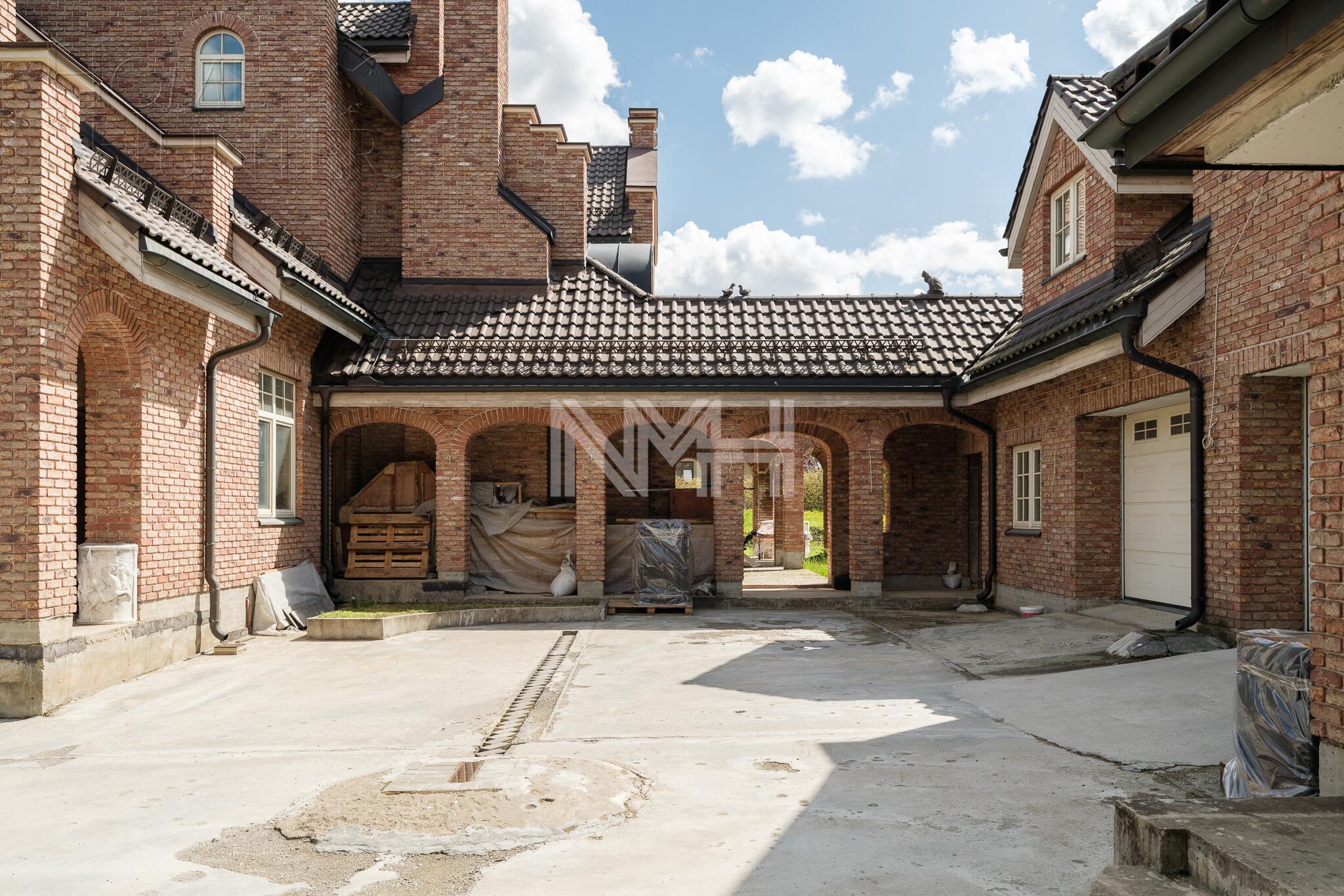 3-этажный коттедж 2 200 м² без отделки