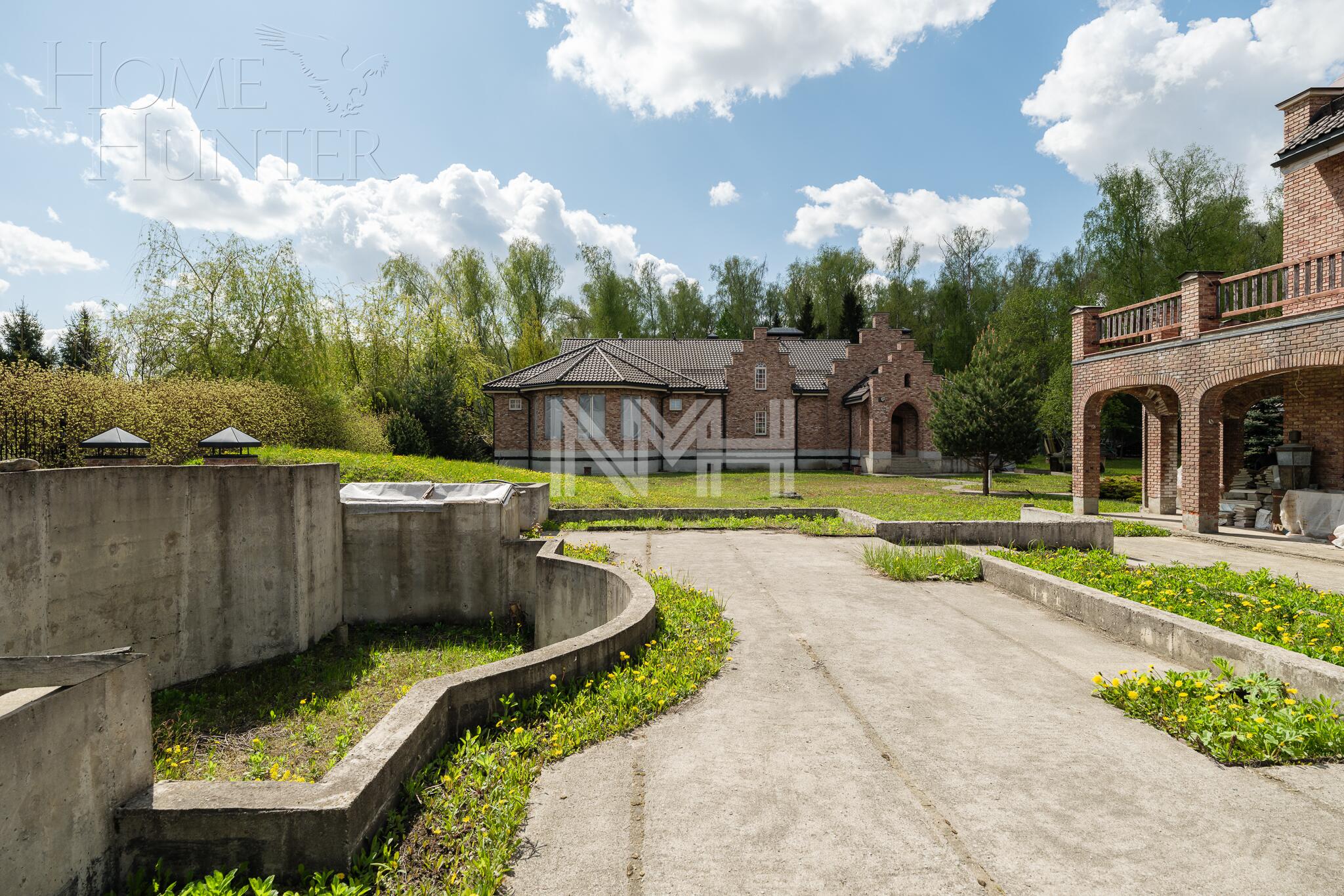 3-этажный коттедж 2 200 м² без отделки